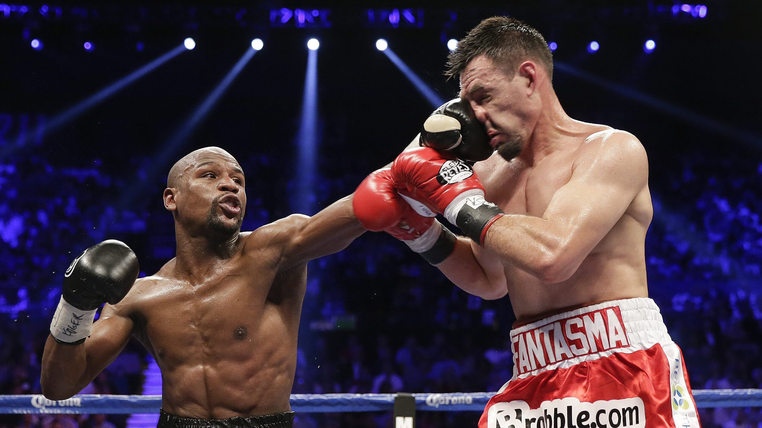 2014年西部决赛第七场：勇士在客场对阵马刺，库里砍下25分，关键时刻投中决定胜负的三分，带队晋级。